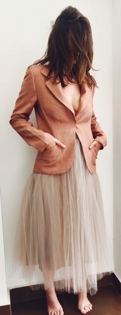 Veste tailleur et jupe en tulle et soie.
